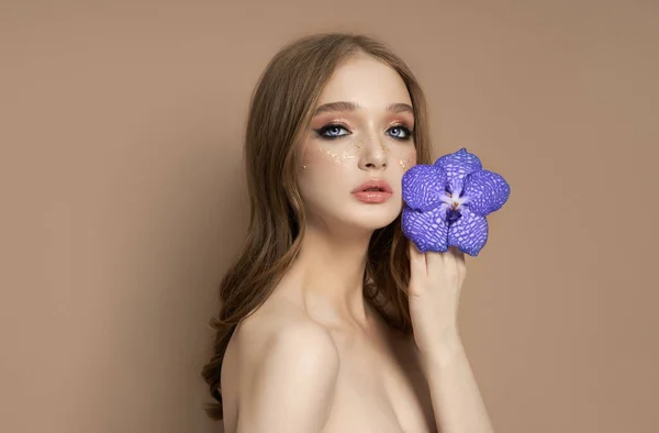 Retrato Beleza Uma Mulher Com Uma Orquídea Vanda Azul Mão — Fotografia de Stock