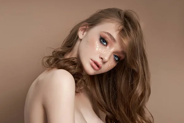 Retrato Beleza Uma Mulher Loira Sexy Com Grandes Olhos Azuis — Fotografia de Stock