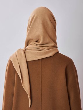 Kafasında başörtüsü olan sarı saçlı Avrupalı Müslüman kadın. Yumuşak ciltli, doğal kozmetik ürünleri olan güzel bir kız.