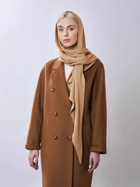 Europese Moslimvrouw Met Een Blonde Haar Een Hoofddoek Gekleed Haar — Stockfoto