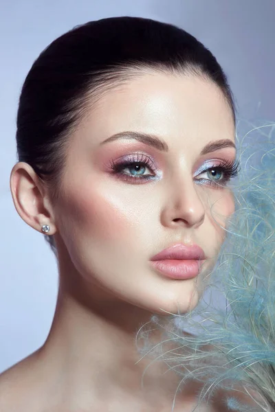 Retrato Beleza Uma Mulher Com Maquiagem Rosa Delicada Seus Lábios — Fotografia de Stock