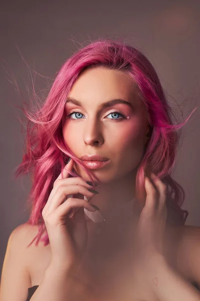 Retrato Beleza Arte Uma Mulher Com Cabelo Rosa Coloração Criativa — Fotografia de Stock