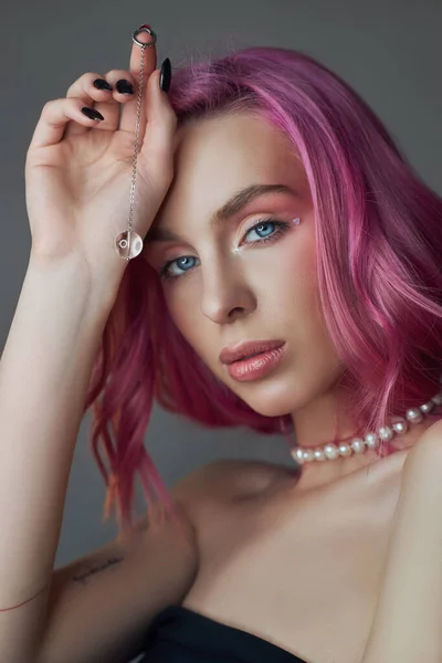 Ritratto Bellezza Donna Con Capelli Rosa Colorazione Vivace Creativa Brillanti — Foto Stock