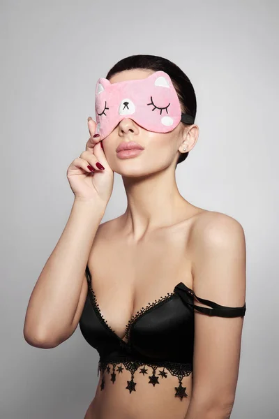 Bellezza Ritratto Una Donna Con Una Maschera Del Sonno Rosa — Foto Stock