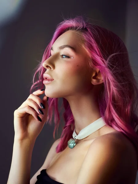 Mulher Retrato Beleza Com Cabelo Rosa Coloração Vívida Criativa Destaques — Fotografia de Stock