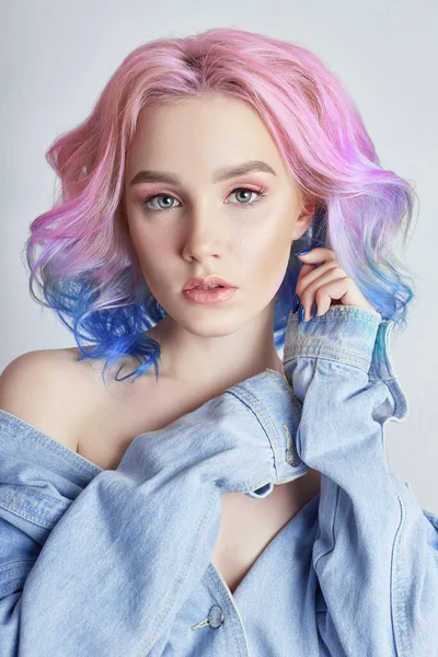 Retrato Uma Mulher Com Cabelo Voador Colorido Brilhante Todos Tons — Fotografia de Stock