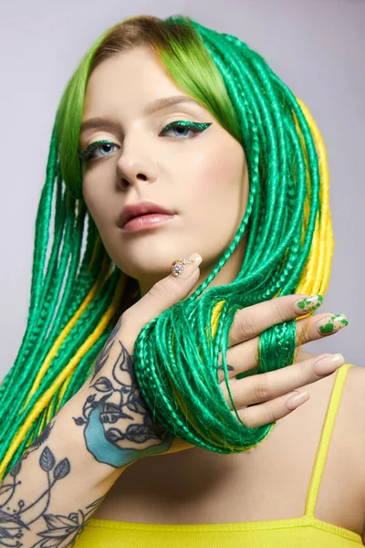 Portret Kobiety Kreatywnie Kolorowymi Włosami Kolorze Zielonym Żółtym Kolorowe Jasne — Zdjęcie stockowe