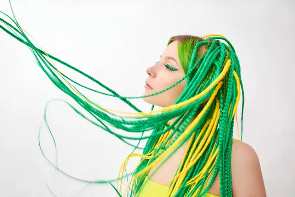 Retrato Uma Mulher Com Cabelos Criativamente Coloridos Cor Verde Amarela — Fotografia de Stock
