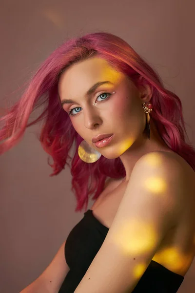 Piękny Portret Kobiety Różowymi Włosami Kreatywne Kolorowanie Jasne Kolorowe Pasemka — Zdjęcie stockowe