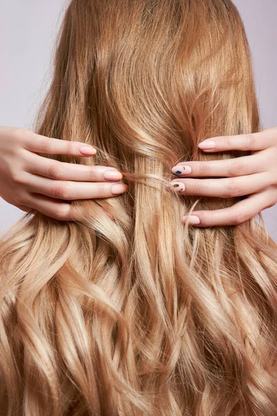 Piękne Mocne Włosy Kobiety Wzmacniające Przywracające Korzenie Włosów Piękny Manicure — Zdjęcie stockowe