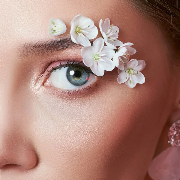 Spring Makeup Mata Wanita Dengan Bunga Putih Creative Floral Kecantikan — Stok Foto