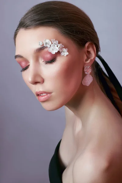 Primavera Mulher Olho Maquiagem Com Flores Brancas Maquiagem Olho Beleza — Fotografia de Stock