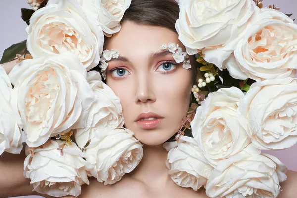 Wiosenny Makijaż Kobieta Oko Białymi Kwiatami Kreatywny Makijaż Kwiatowy Beauty — Zdjęcie stockowe