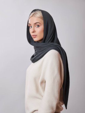 Kafasında başörtüsü olan sarı saçlı Avrupalı Müslüman kadın. Yumuşak ciltli, doğal kozmetik ürünleri olan güzel bir kız.