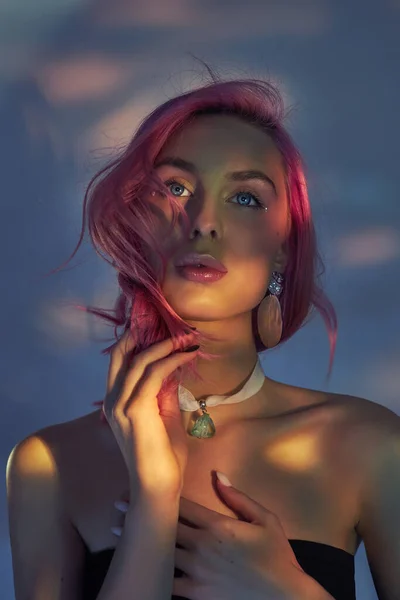 Мистецький Портрет Краси Жінки Рожевим Волоссям Творче Забарвлення Яскраві Кольорові — стокове фото