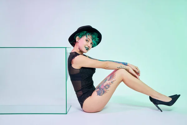 Mulher Com Cabelos Verdes Coloridos Bodysuit Preto Posa Cubo Vidro — Fotografia de Stock