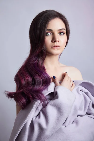 Retrato Uma Mulher Com Cabelo Voador Colorido Brilhante Todos Tons — Fotografia de Stock