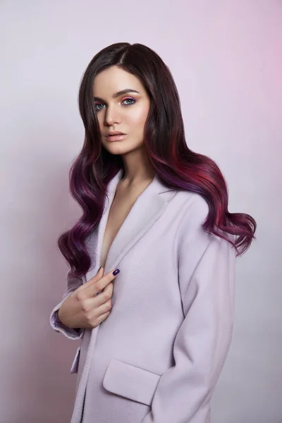 Retrato Uma Mulher Com Cabelo Voador Colorido Brilhante Todos Tons — Fotografia de Stock