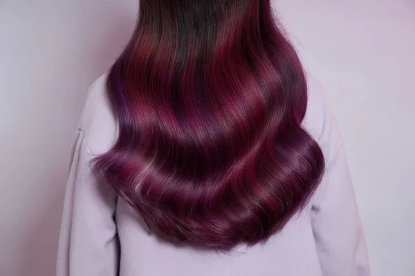 Retrato Uma Mulher Com Cabelo Voador Colorido Brilhante Todos Tons — Fotografia de Stock