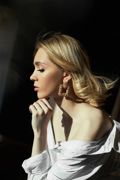 Retrato Estilo Vida Una Mujer Rubia Con Pendientes Joyería Las —  Fotos de Stock