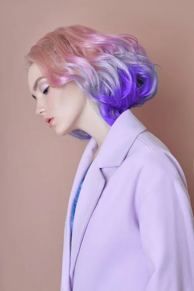 Portret Kobiety Jasnymi Kolorowymi Latającymi Włosami Wszystkie Odcienie Fioletu Farbowanie — Zdjęcie stockowe