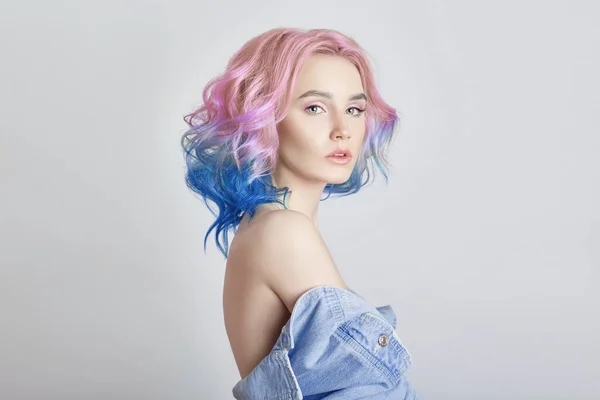 Retrato Uma Mulher Com Cabelo Voador Colorido Brilhante Todos Tons — Fotografia de Stock