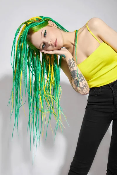 一个有着富有创意的绿色和黄色头发的女人的画像 色彩艳丽的头发 美丽的现代妆容 — 图库照片