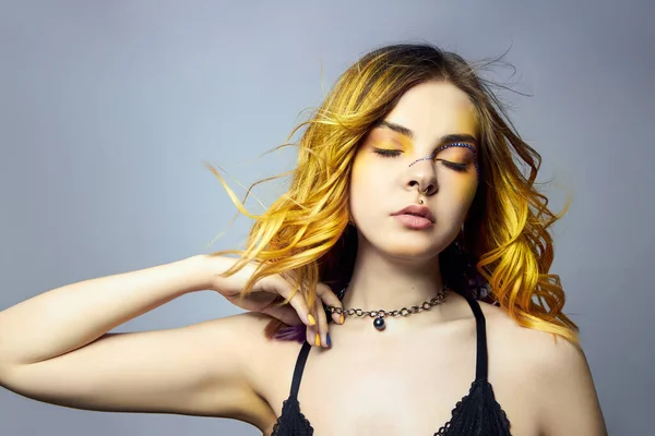 Жінка Креативним Жовтим Забарвленням Волосся Макіяжем Стразами Фіолетовими Нитками Волосся — стокове фото