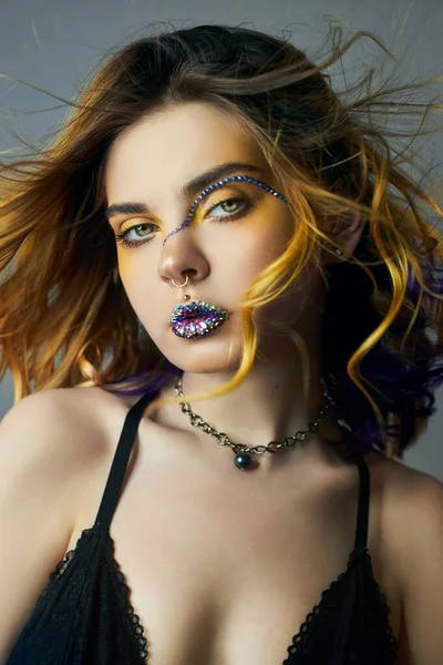 Donna Con Creativo Giallo Colorazione Dei Capelli Trucco Con Strass — Foto Stock