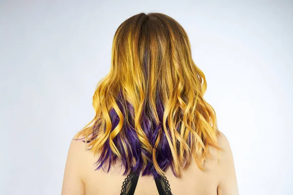 拥有富有创意的黄色头发的女人和用莱茵石化妆的女人 紫色的发丝 第二层 女孩头上的光彩夺目的卷发 专业的妆容 — 图库照片
