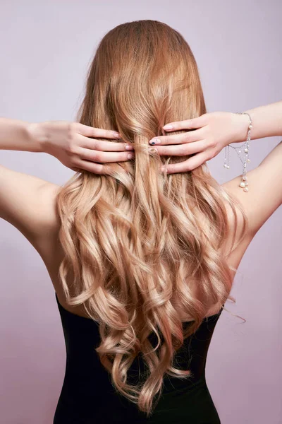一个女人美丽的浓密的头发 加强和恢复了头发的根部 漂亮的美发在一个女孩的手上 — 图库照片