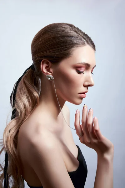 Potret Kecantikan Seorang Wanita Dengan Rambut Panjang Anting Anting Telinganya — Stok Foto
