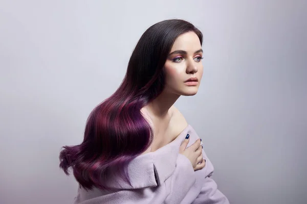 Retrato Uma Mulher Com Cabelo Voador Colorido Brilhante Todos Tons — Fotografia de Stock