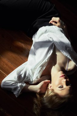 Kulaklarında mücevher küpeleri olan sarışın bir kadının hayat tarzı portresi. Güzellik yüzü pürüzsüz cilt, doğal kozmetik ve makyaj