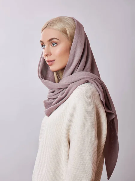 Mulher Muçulmana Europeia Com Cabelo Loiro Xale Lenço Cabeça Vestido — Fotografia de Stock