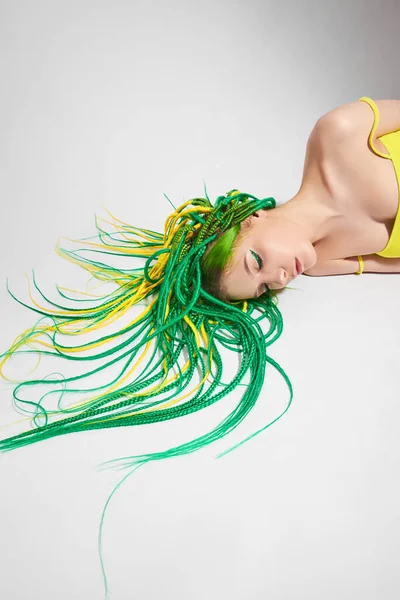 一个有着富有创意的绿色和黄色头发的女人的画像 色彩艳丽的头发 美丽的现代妆容 — 图库照片