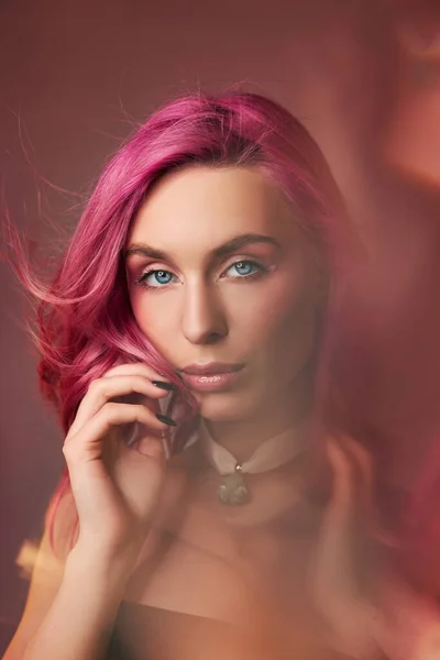 Portret Frumusețe Artă Unei Femei Păr Roz Colorant Creativ Culorile — Fotografie, imagine de stoc