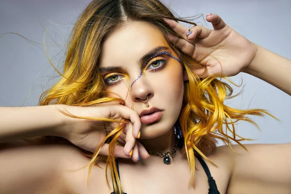 創造的な黄色の着色の髪とラインストーンとメイク 髪の2番目の層の紫色の鎖を持つ女性 女の子の頭の上に明るい色の巻き毛 プロの化粧 — ストック写真