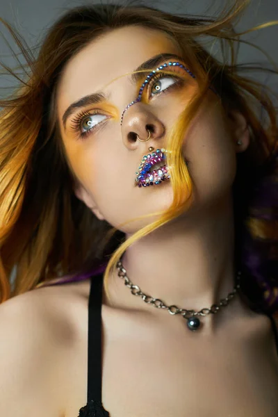 Donna Con Creativo Giallo Colorazione Dei Capelli Trucco Con Strass — Foto Stock