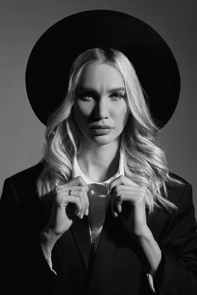 Retrato Uma Mulher Loira Grande Chapéu Preto Redondo Estilo Cabelo — Fotografia de Stock