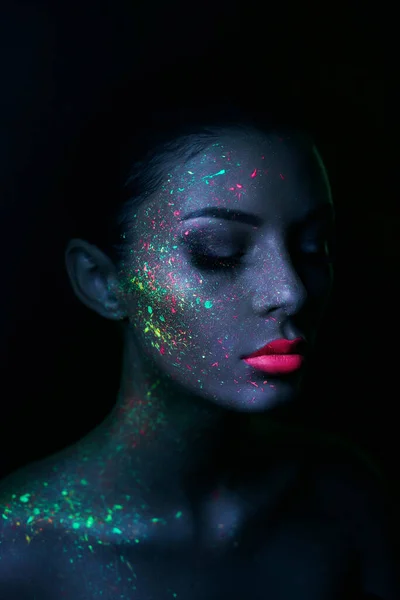 Mujer Modelo Moda Luz Neón Brillante Maquillaje Fluorescente Gota Cara — Foto de Stock