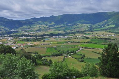 Dağlarda güzellikteki bir vadinin şehirde