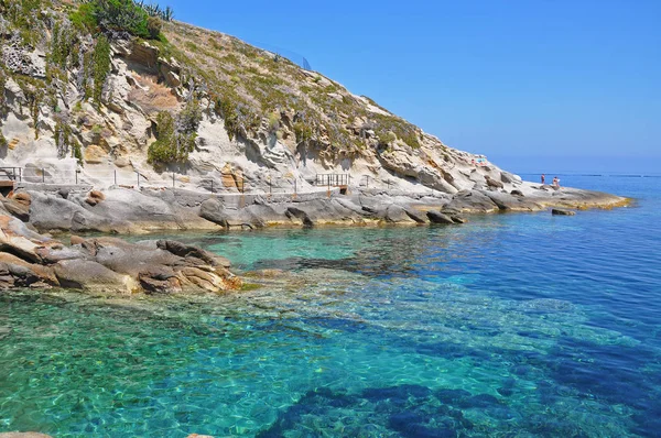 Splendida baia rocciosa all'isola d'Elba — Foto Stock