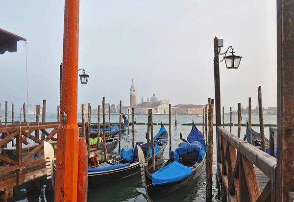 Molo z gondoli w Wenecji — Zdjęcie stockowe