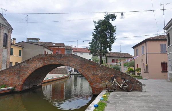 Most nad kanałem w mieście włoski Camaccio — Zdjęcie stockowe
