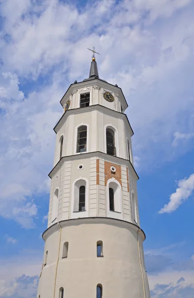 Snövita klocktorn i Vilnius på bakgrund av blå himmel — Stockfoto