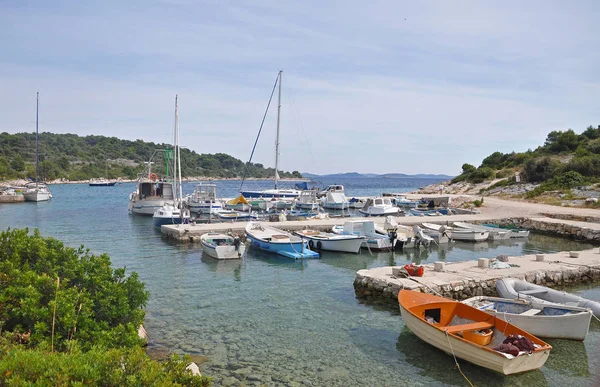 Barcos de pesca em uma pequena baía pacífica, Croácia — Fotografia de Stock