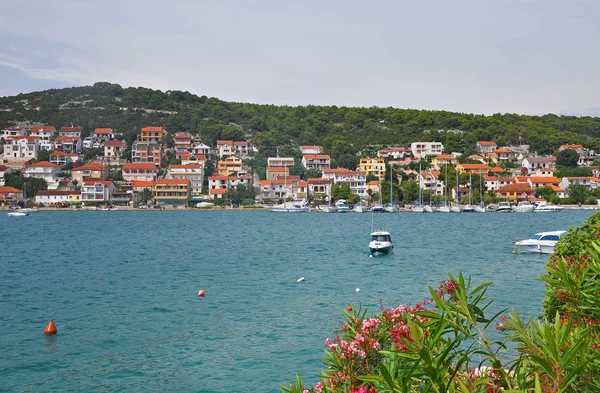 Accogliente città costiera della Croazia, località perfetta — Foto Stock