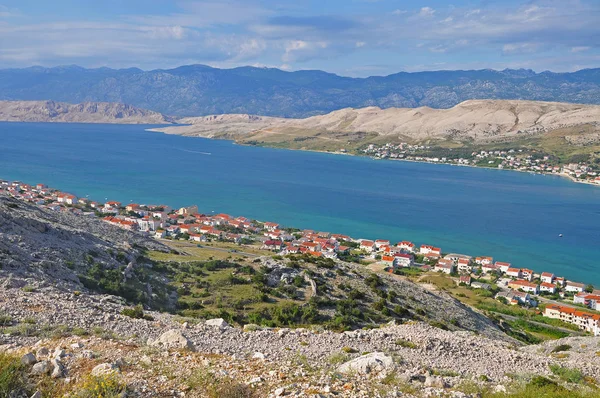 La ciudad turística de Pag en Croacia desde la altura del vuelo de las aves —  Fotos de Stock