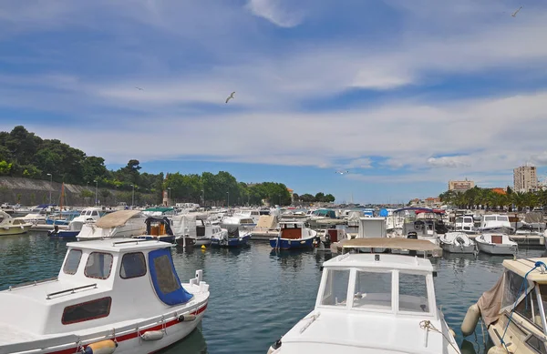 Pequeño puerto deportivo en Zadar, Croacia — Foto de Stock